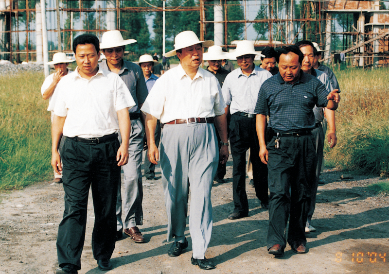2004年8月10日，省政協(xié)主席王生鐵在市委書(shū)記劉雪榮的陪同下視察聚丙烯工程建設(shè)