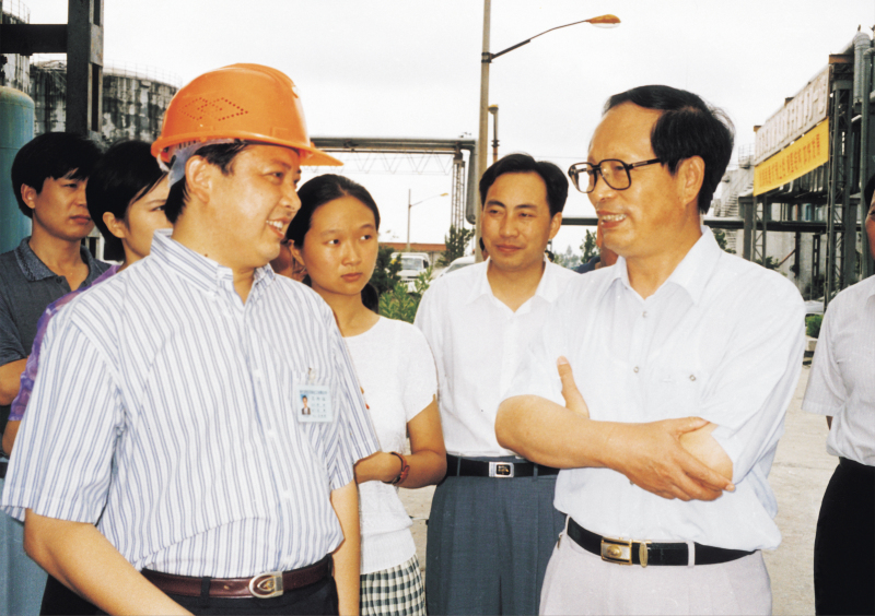 1998年8月1日，湖北省委書(shū)記賈志杰在舒心先生的陪同下，對(duì)我公司進(jìn)行了視察